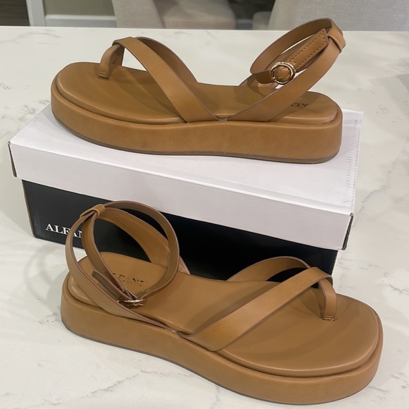 Alfani Araa Flatform Sandals - Picture 2 of 5